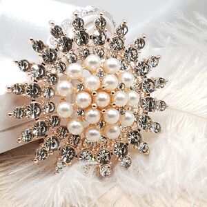 Brand New Pearl Rhinestone Vintage Style Brooch Pin